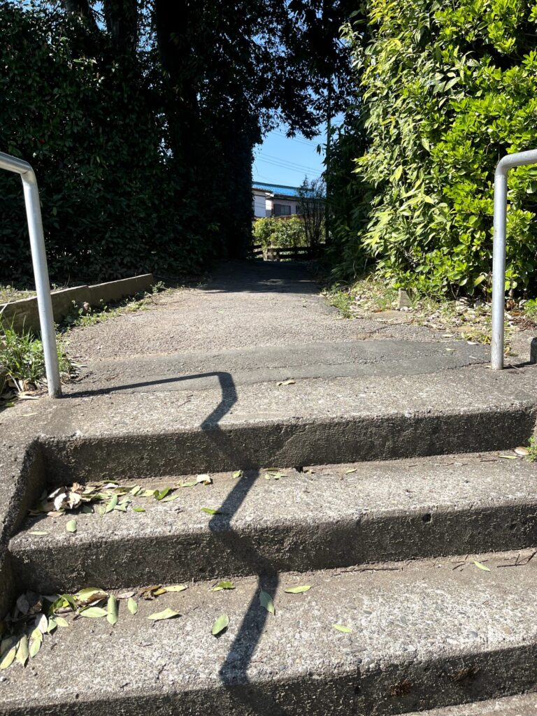 地下通路の後の階段：横瀬駅から芝桜の丘へ