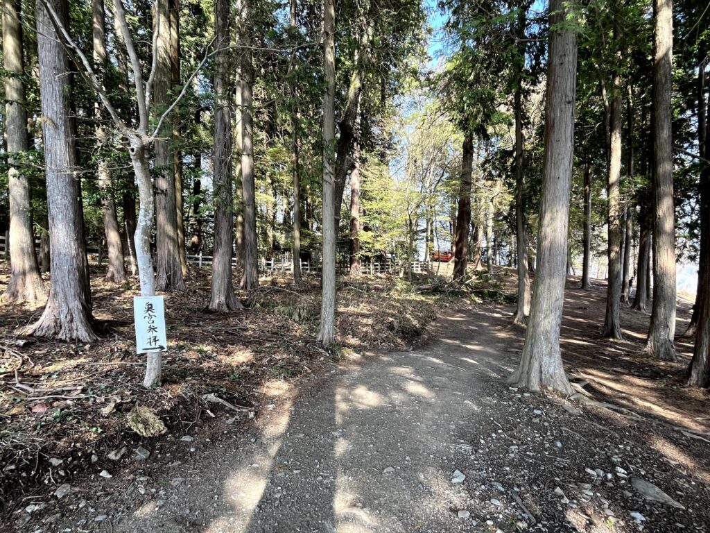 宝登山奥宮への参道